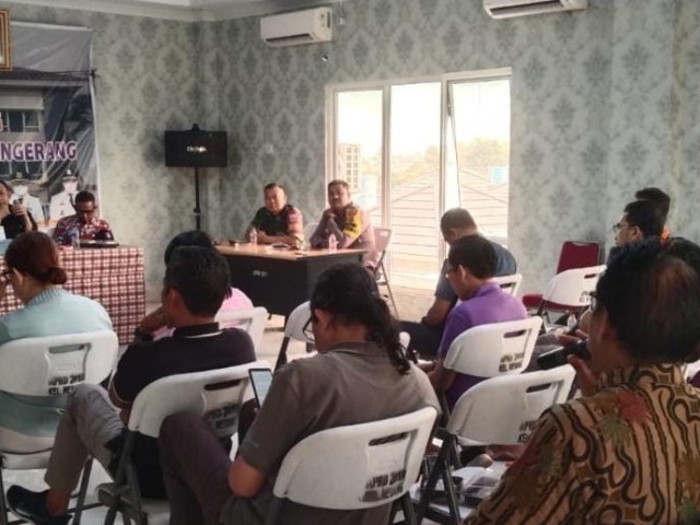 Instruksi Pimpinan, Babinsa Sosialisasi Ke Ketua RW Tidak Bakar Sampah Sembarang