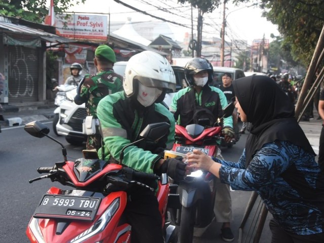 Rindam Jaya Melaksanakan Jumat Berkah dengan Membagikan Sarapan Gratis dan Pemeriksaan Kesehatan Gratis