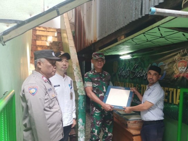 Bakti Sosial Alumni Reuni AKMIL Ke-30 Tahun Angkatan 93 Tidar Setia, Danramil 01/Tamansari Menyerahkan Keramik di Dua Musholla