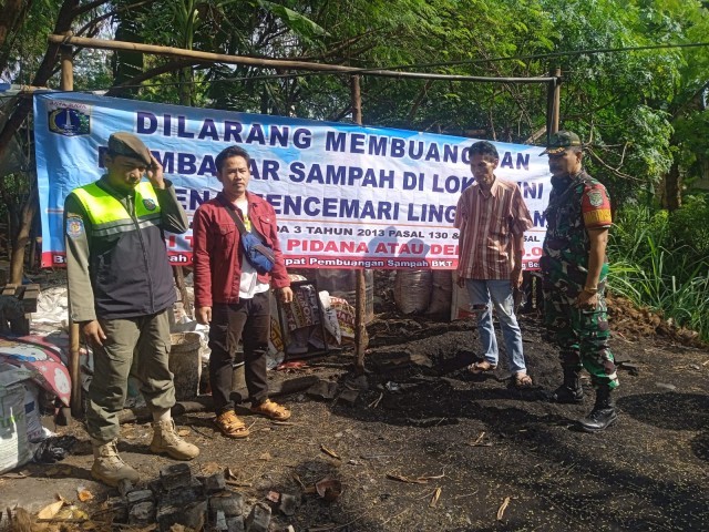 Babinsa Koramil 01/Jatinegara Bersama Tiga Pilar Sosialisasi Tidak Membakar Sampah Sembarangan