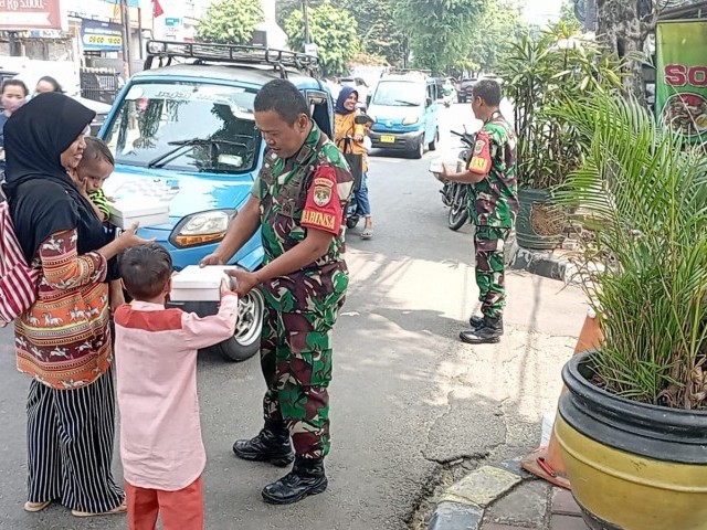 Wujud Kepedulian Terhadap Warga Masyarakat Koramil 05/Tanah Abang Melaksanakan Kegiatan Jumat Berkah
