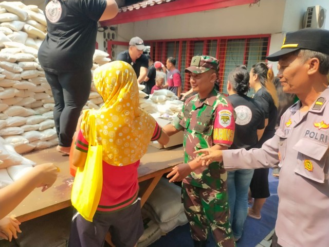 Tiga Personil Koramil 01/Tamansari PAM Giat Pembagian Beras di Vihara Avalokitesvara