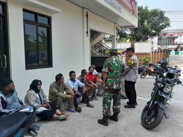 Babinsa Koramil 13/Kedungwaringin Bersama Kepolisian Gelar Patroli Larangan Membakar Sampah
