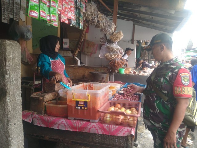 Cek Kenaikan Harga Sembako, Babinsa Koramil 05/KJ Turun Langsung ke Pasar Musyawarah