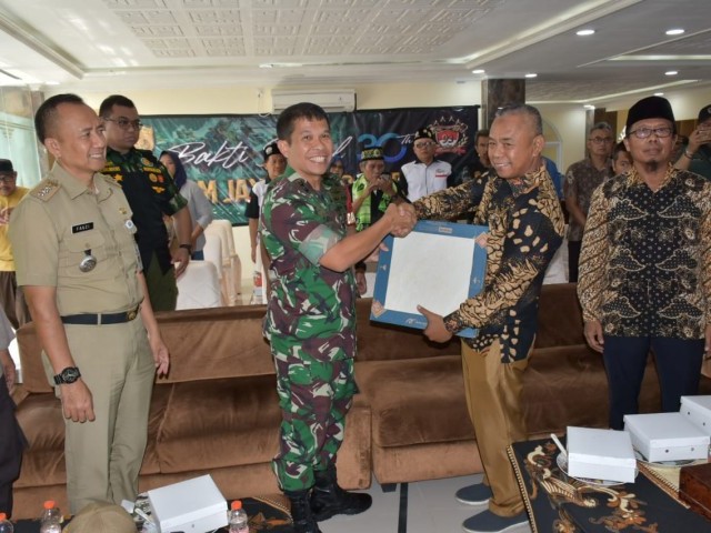 Dandim 0501/JP Secara Simbolis Menyerahkan Bantuan Keramik Untuk Rumah Ibadah