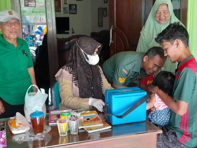 Babinsa Koramil 01/Tambun Berikan Pendampingan Kegiatan Posyandu Cempaka