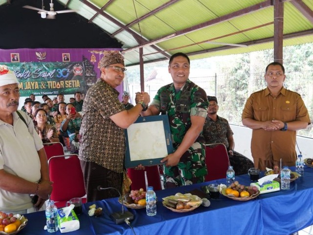 Dandim 0510/Tigaraksa Serahkan Bantuan Keramik dari Kodam Jaya/Jayakarta Kepada Pura