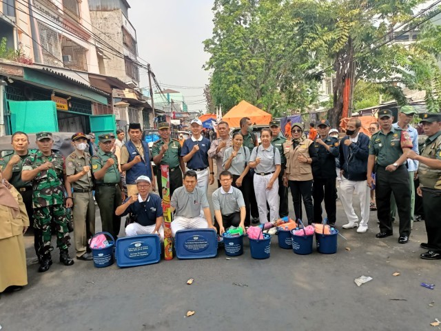Budha Suci Bekerjasama Dengan Koramil 02/TB Salurkan Bantuan Kepada Korban Kebakaran di Jl.Krendang Utara