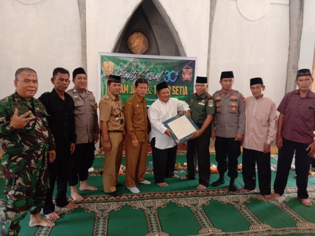 Serahkan Bantuan Keramik Kodam Jaya, Danramil 05/Cpt: Semoga Bermanfaat Untuk Mushala Kedepannya