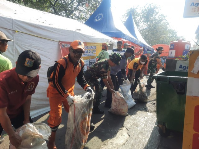 Babinsa Koramil 02/TB Bersama Tiga Pilar Kec Tambora Gelar Kerja Bakti Massal di Lokasi Pasca Kebakaran Krendang Utara