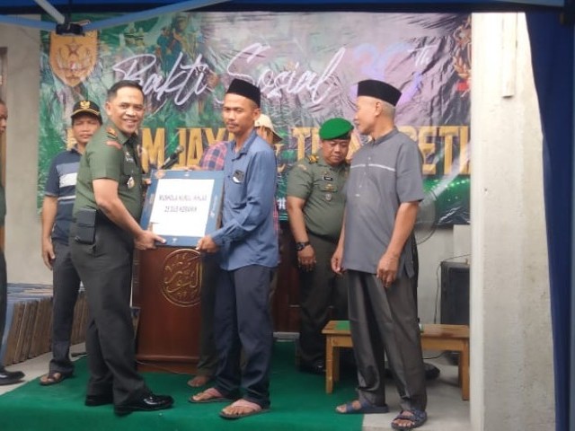 Danramil 01/Tgr Serahkan Keramik di Mushola Ar Arudhoh