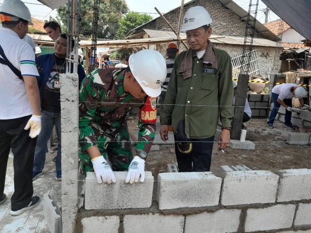 Sertu Parno Babinsa Koramil 09/Mauk Terjung Langsung Bedah Rumah Warga Tidak Layak Huni