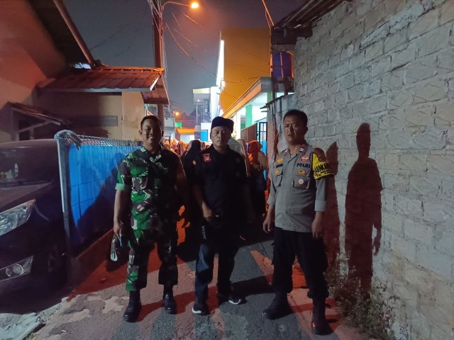 Patroli Malam Bersama, Babinsa Kali Baru Dengan Bhabinkamtibmas Sempatkan Komsos Dengan Warga