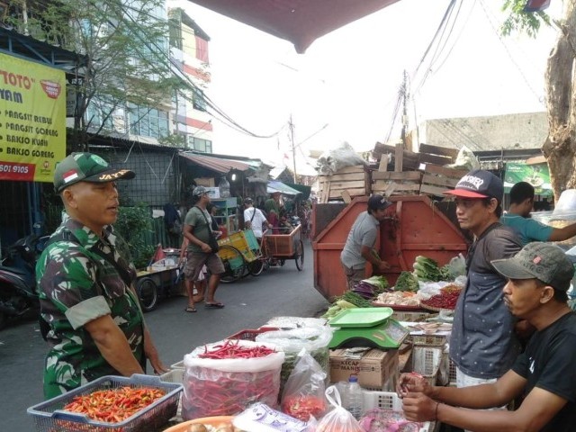 Babinsa Koramil 01/Tamansari, Serma Wakdinator Turun Kepasar Tradisonal Pantau Harga Sembako