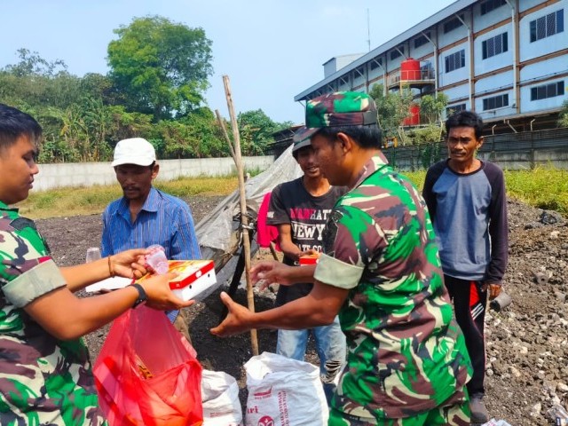 Di Jumat Berkah, Kodim 0510/Tigaraksa Bagikan Nasi kotak Kepada Warga sekitar