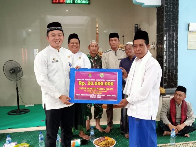Babinsa Koramil 01/Teluk Naga Sertu Wawan Dampingi Secam Teluk Naga Serahkan Bantuan Untuk DKM Masjid Nurul Islam