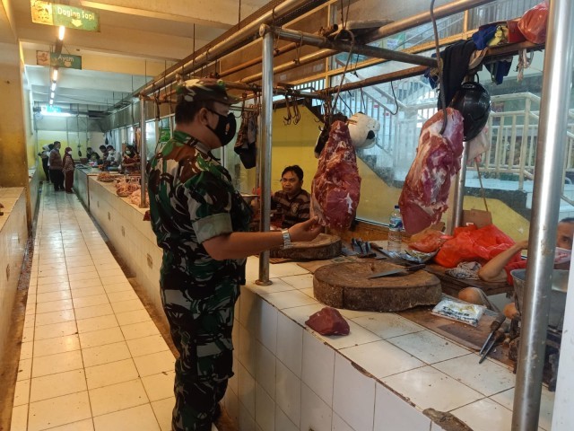 Blusukan ke PD Jaya Pasar Pos Pengumben, Babinsa Koramil 05/KJ Cek Harga Sembako