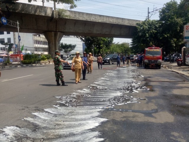 Babinsa 02/SB Bersama Babinkamtibmas Serta Pemadam Kebakaran dan PPSU Bekerja Sama Membersihkan Jalan