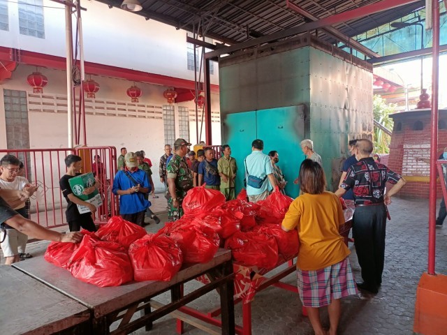 Personil Babinsa Koramil Tamansari Kodim 0503/JB Monitoring Kegiatan Pembagian Sembako