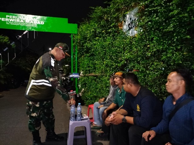 Babinsa Koramil 05/KJ Giat Siskamling Dengan Anggota Security dan Warga di Wilayah Binaan