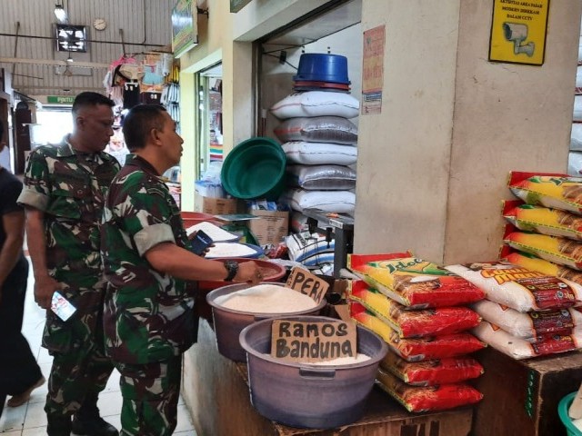 Babinsa Koramil 07/Pondok Aren Tinjau Langsung Harga Beras di Pasar Tradisional