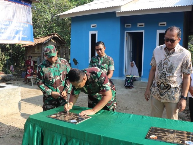 Danrem 051/Wkt Bersama Dandim 0509 Gelar Peresmian Bedah Rumah Tidak Layak Huni
