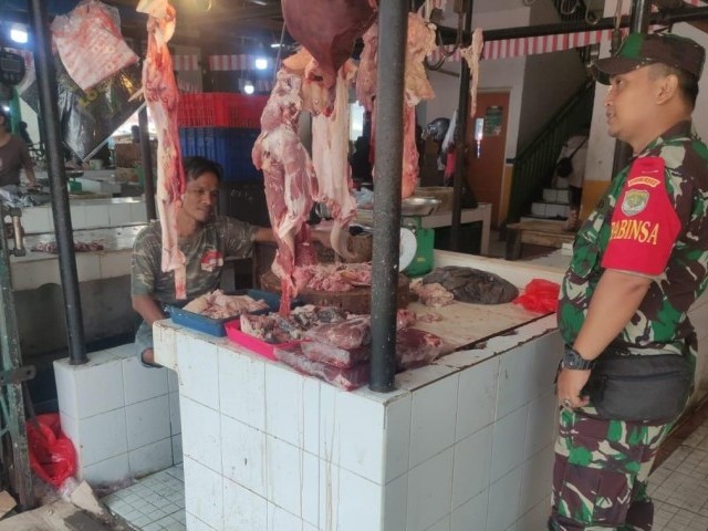 Pengecekan Harga Sembako, Babinsa Pelda Eko Novianto Berinteraksi Dengan Para Pedagang dan Pembeli