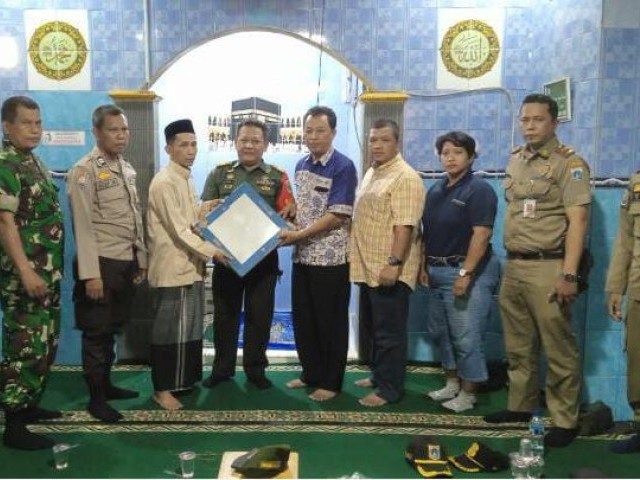 Danramil 06/Cakung Serahkan Bantuan Keramik di At-Thoyibah Pulogebang