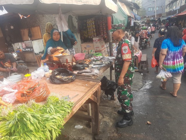 Babinsa Koramil 01/Tamansari Cek Harga Sembako dan Keamanan Pasar