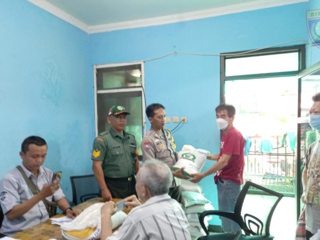 Babinsa Koramil 01/Tamansari Serma Wakdinator Monitoring Giat Pendistribusian Bantuan Beras