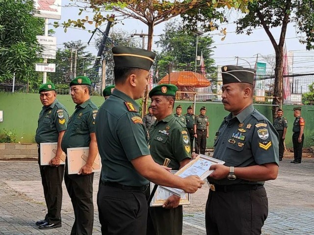 Dandim 0507/Bekasi Berikan Apresiasi dan Penghargaan Kepada Prajurit Yang Purna Bakti serta Pindah Satuan