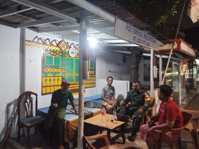 Rawan Kejahatan di Malam Hari, Babinsa Koramil 05/Kebun Jeruk Laksanakan Siskamling Wilayah