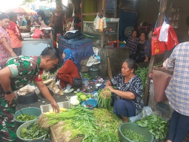 Turun Langsung di Pasar Tradisional, Babinsa Serda Abdul Kadar Pantau Harga Bahan Pokok