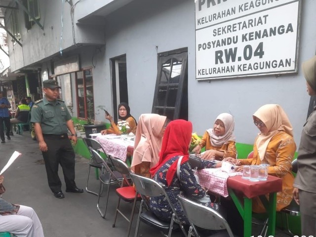 Babinsa Koramil 01/Tamansari Kodim 0503/JB, Dampingi Petugas Berikan Layanan Posyandu dan Posbindu