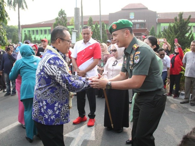 Dandim 0507/Bekasi Di Dampingi Ketua Persit KCK Cabang XXI Hadiri Acara Apel Serah Terima Jabatan Wali Kota Bekasi