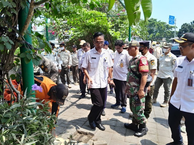 Bersama Personil Tiga Pilar, Babinsa Serma Wakdinator Pam Giat Pemasangan Papan Himbauan
