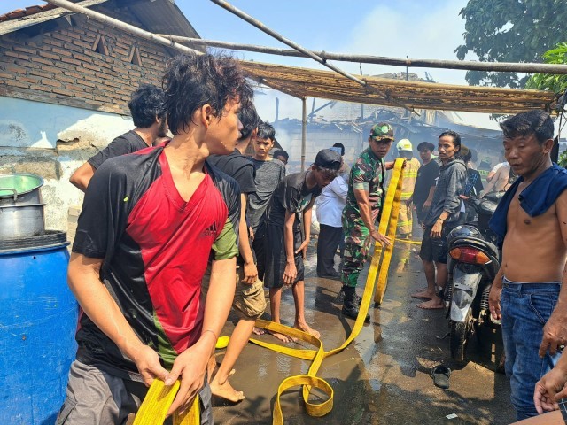 Berjibaku Bantu Padamkan Api, Babinsa Koramil 06/Kalideres Bersama Dinas Pemadam Kebakaran dan Tiga Pilar Berhasil Padamkan Api
