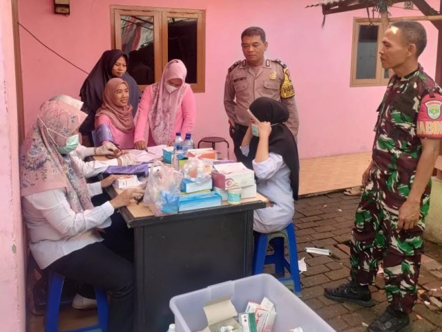 Gelar Pengobatan Gratis, Babinsa Berikan Pendampingan