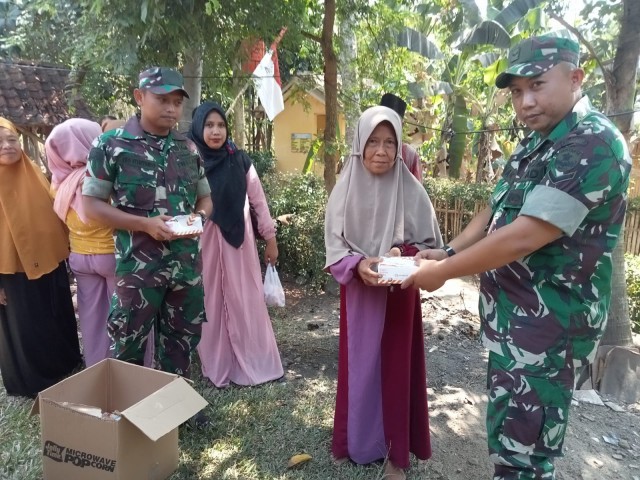 Jum’at Berkah, Kodim 0510/Tigaraksa Bagikan Nasi Kotak Untuk Warga Kurang Mampu