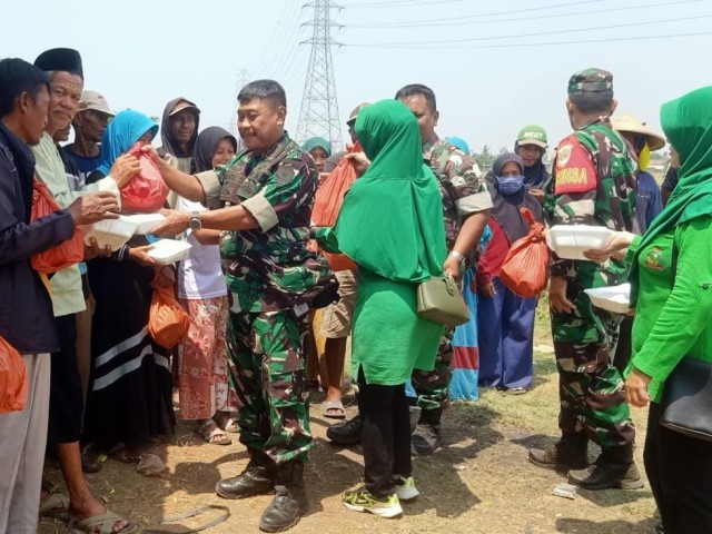 Petani Jadi Sasaran Jumat Berkah Koramil 01/Teluk Naga Kodim 0510/Tigaraksa