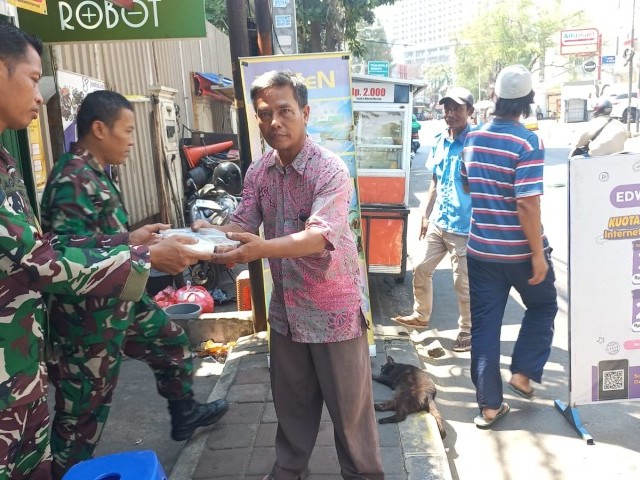 Jum'at Berkah Koramil 05/Tanah Abang Berbagi Kepada Masyarakat