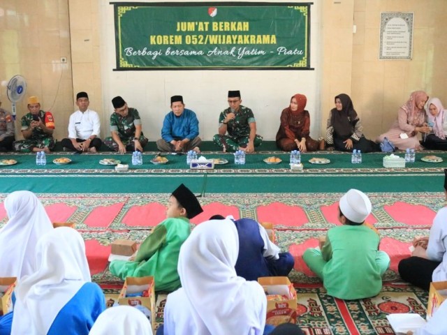 Jum'at Berkah Rutin, Korem 052/Wijayakrama Santuni Anak Yatim Piatu Yayasan Nahjul Huda Assurur