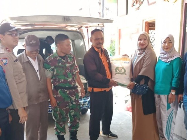 Pendistribusian Bantuan Beras dari Kemensos RI, Babinsa Peltu Erwin Adakan Pendampingan