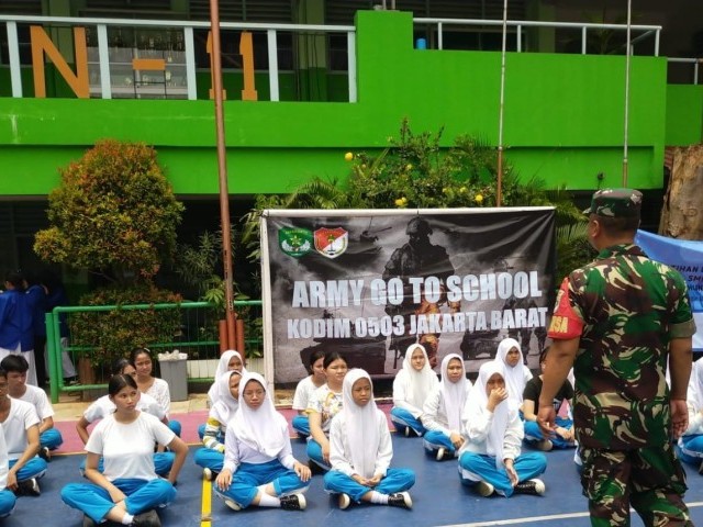 Babinsa Koramil 01/Tamansari Berikan Wasbang dan PBB pada Siswa/i SMKN 11 Jakarta