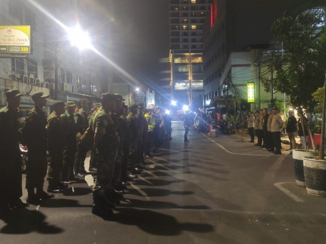 Sebanyak 15 Personil Koramil 01/Tamansari Mengikuti Apel dan Patroli Cipkon Bersama Tiga Pilar Tamansari