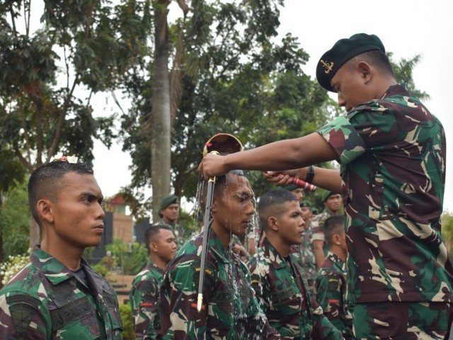 Komandan Batalyon Infanteri 202/Tajimalela Resmi Menerima 10 Prajurit Remaja