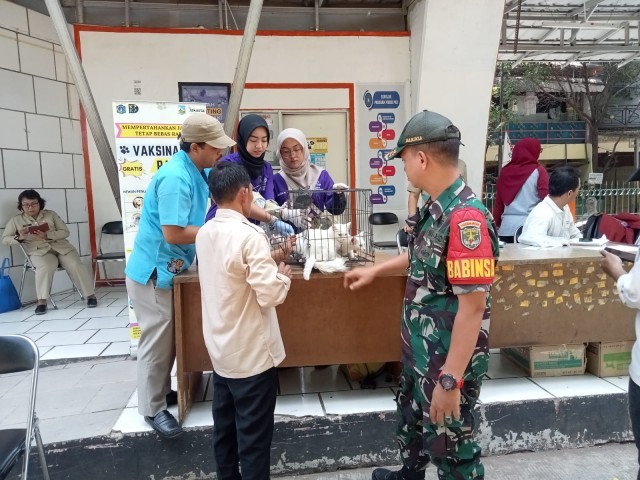 Koramil 02/SB monitoring kegiatan vaksin hewan peliharaan
