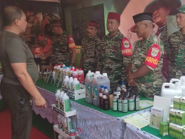 Babinsa Koramil 01/Kranji Kodim 0507/Bekasi mengikuti pameran Inovasi dan kreatif di Stand TNI Fair Tahun 2023