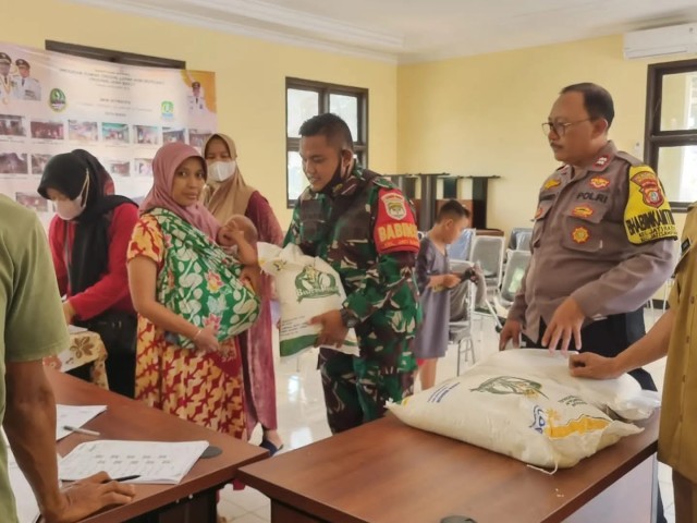 Babinsa Jati Raden Bersama Bhabinkamtibmas Bagikan Beras Bantuan Pemerintah Untuk Masyarakat Kurang Mampu