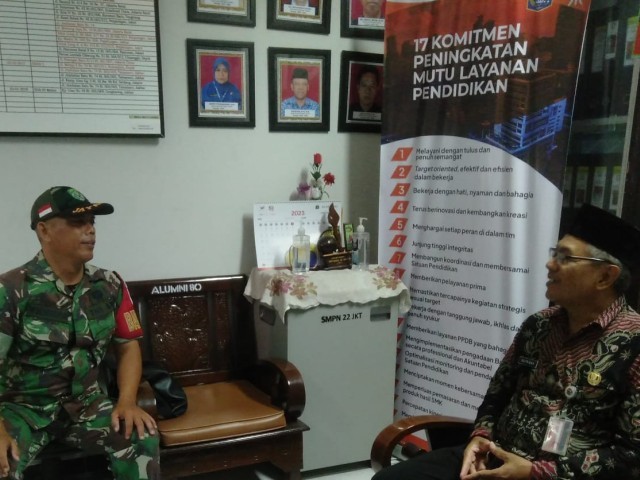 Jaga Hubungan Baik, Babinsa Serma Wakdinator Komsos Bersama Kepsek SMPN 22 Jakarta